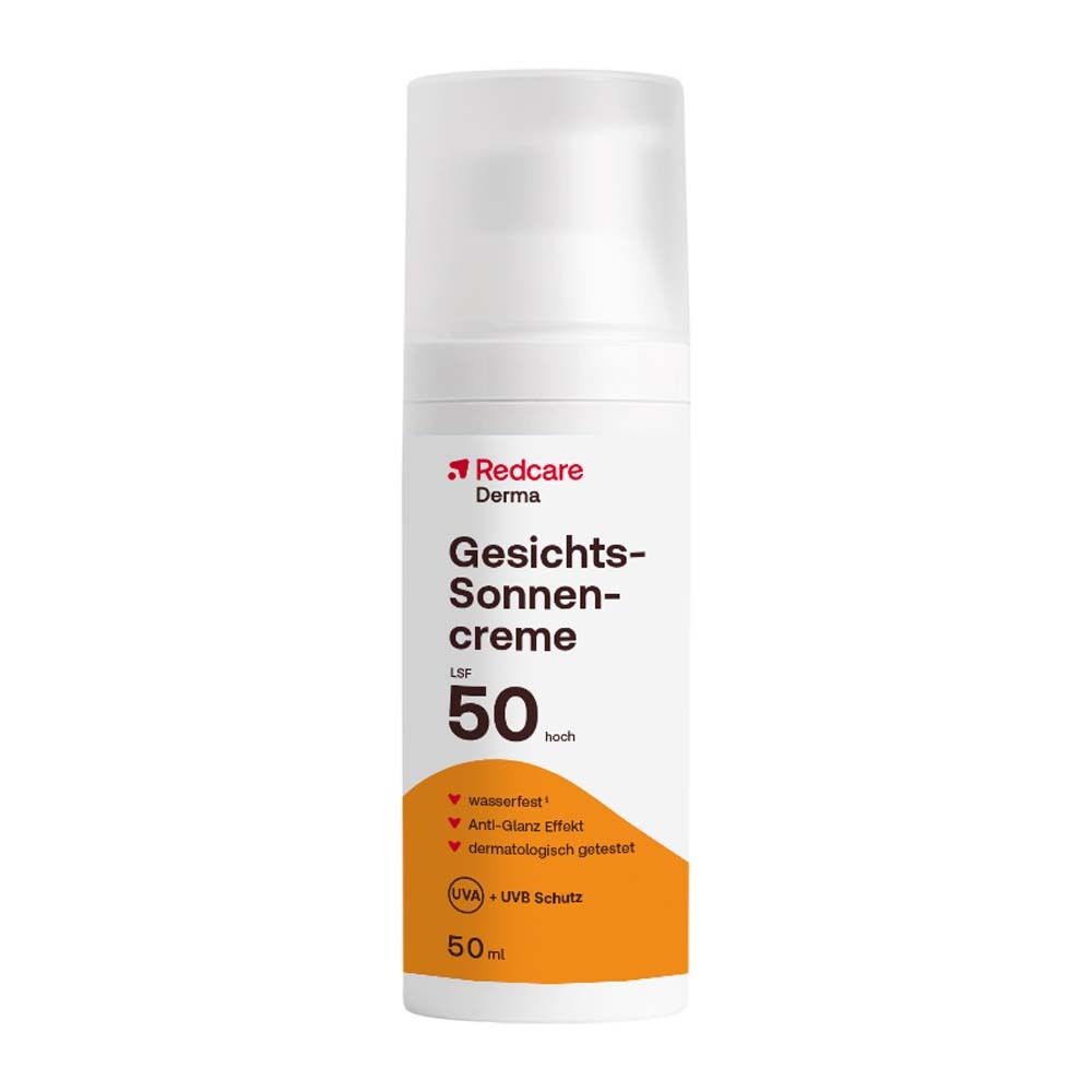 Weiße Flasche mit Sprühkopf. Aufschrift: Redcare Derma Gesichts-Sonnencreme LSF 50. Orangefarbener Bereich mit Text.