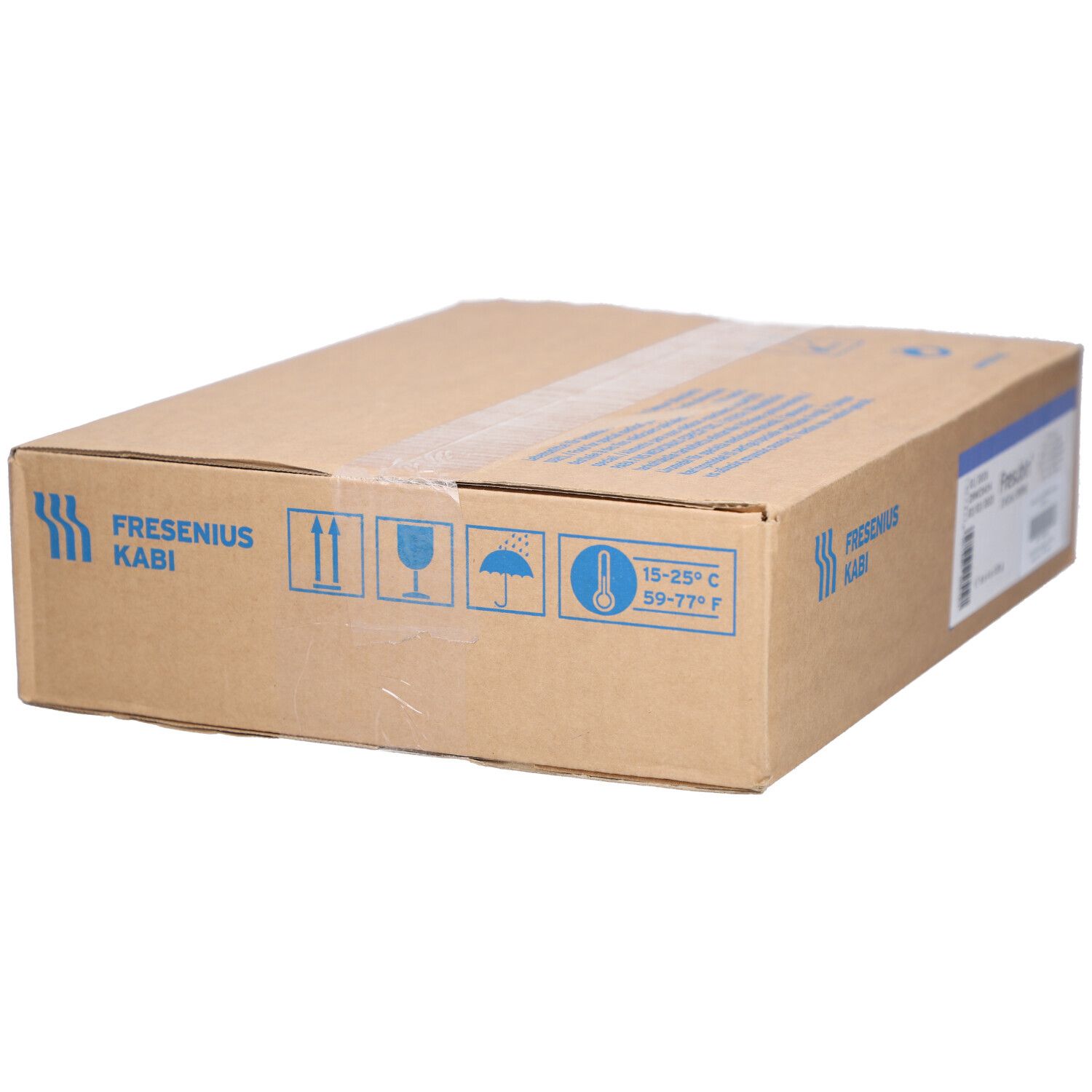 Brauner Karton mit Fresenius Kabi Logo. Aufdrucke: Temperaturhinweis, Fragile-Symbol. Rechteckig.
