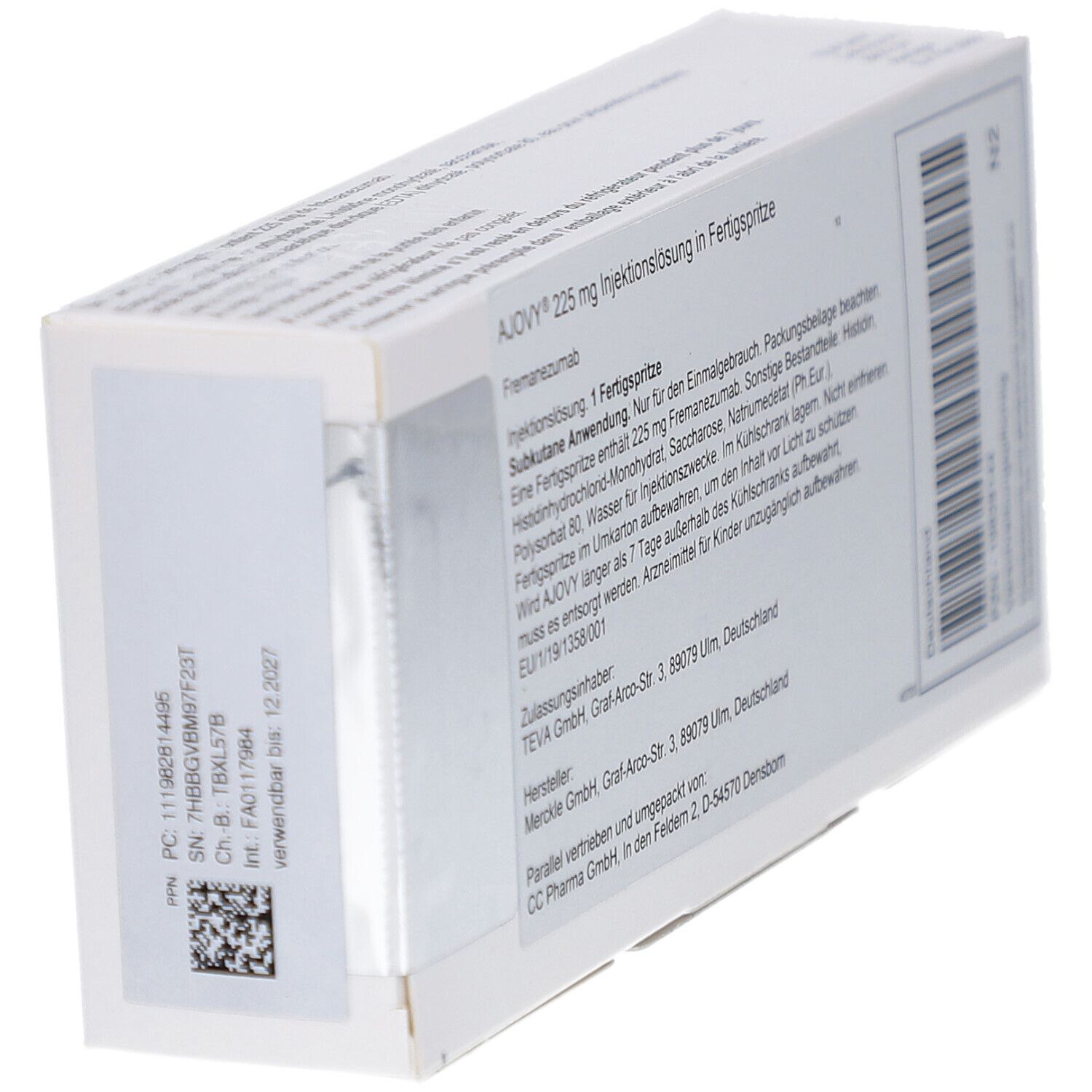 Rückseite der AJOVY 225 mg Injektionslösung in Fertigspritze. Text, Chargennummer, Barcode, Herstellerangaben.