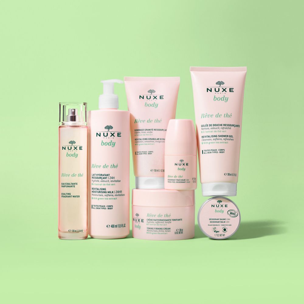 Divers produits NUXE Rêve de thé. Vaporisateur, lotion, déodorant, crème, gel douche. Emballage rose et vert.