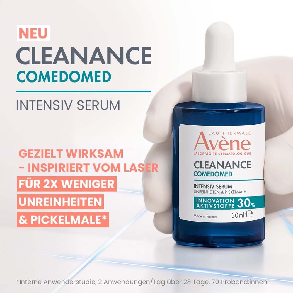 Produktfläschchen mit Pipette, gehalten von einer Hand. Text: Cleanance Comedomed Intensiv Serum. Gezielt wirksam. 30% Aktivstoffe.