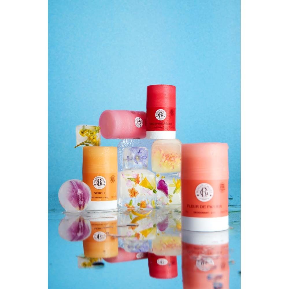 Mehrere Deodorant-Sticks auf Eiswürfeln. Farben: orange, rosa, rot. Aufschrift: ROGER&GALLET, NÉROLI, Deodorant.