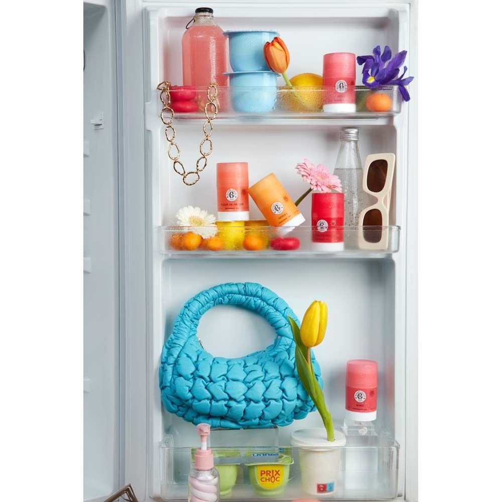Kühlschrank mit verschiedenen Produkten. Deodorant-Sticks, Blumen, Schmuck, Sonnenbrille. Aufschrift: ROGER&GALLET, NÉROLI.