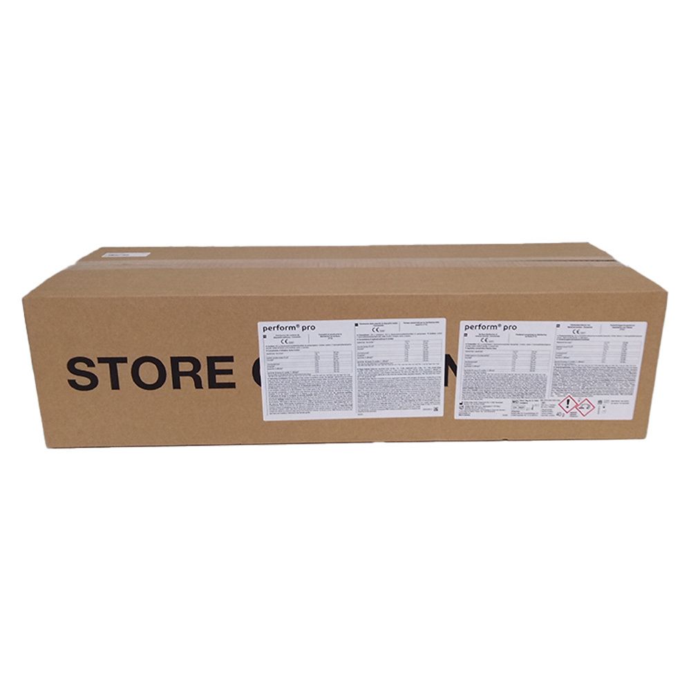Brauner Karton mit Aufschrift 'STORE' und Etiketten mit Produktinformationen.
