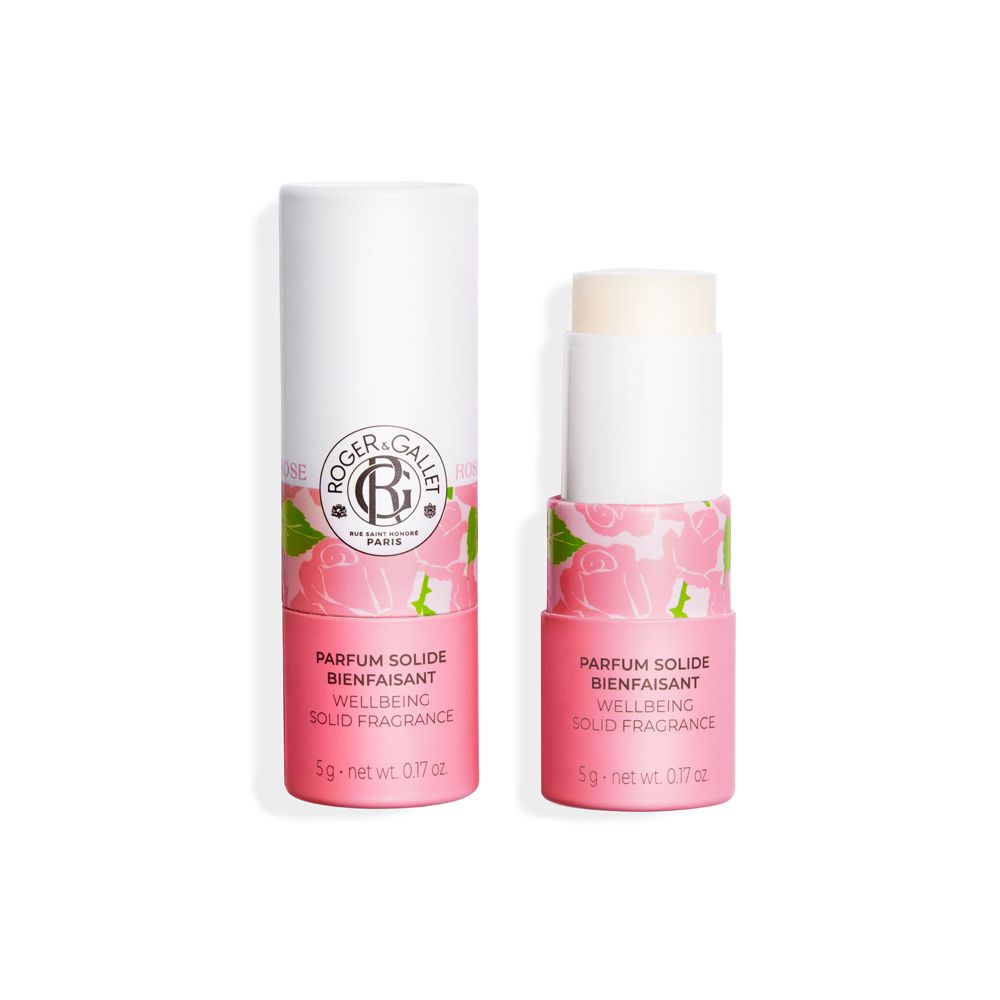 Zwei parfümierte Sticks. Ein Stick ist geöffnet. Rosa und weiße Verpackung mit floralem Muster. Aufschrift: Roger & Gallet, Parfum Solide.