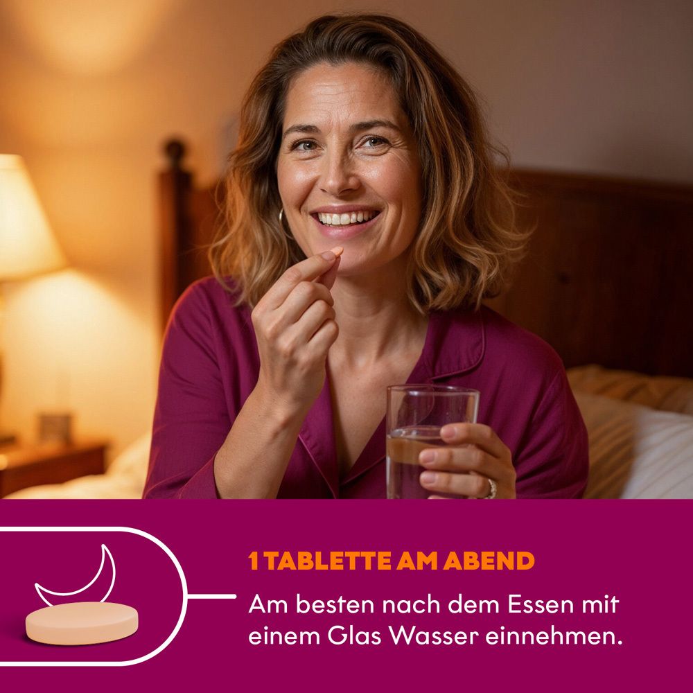Frau nimmt abends eine Tablette EUNOVA MENOPAUSE MENTAL AKTIV mit einem Glas Wasser ein.