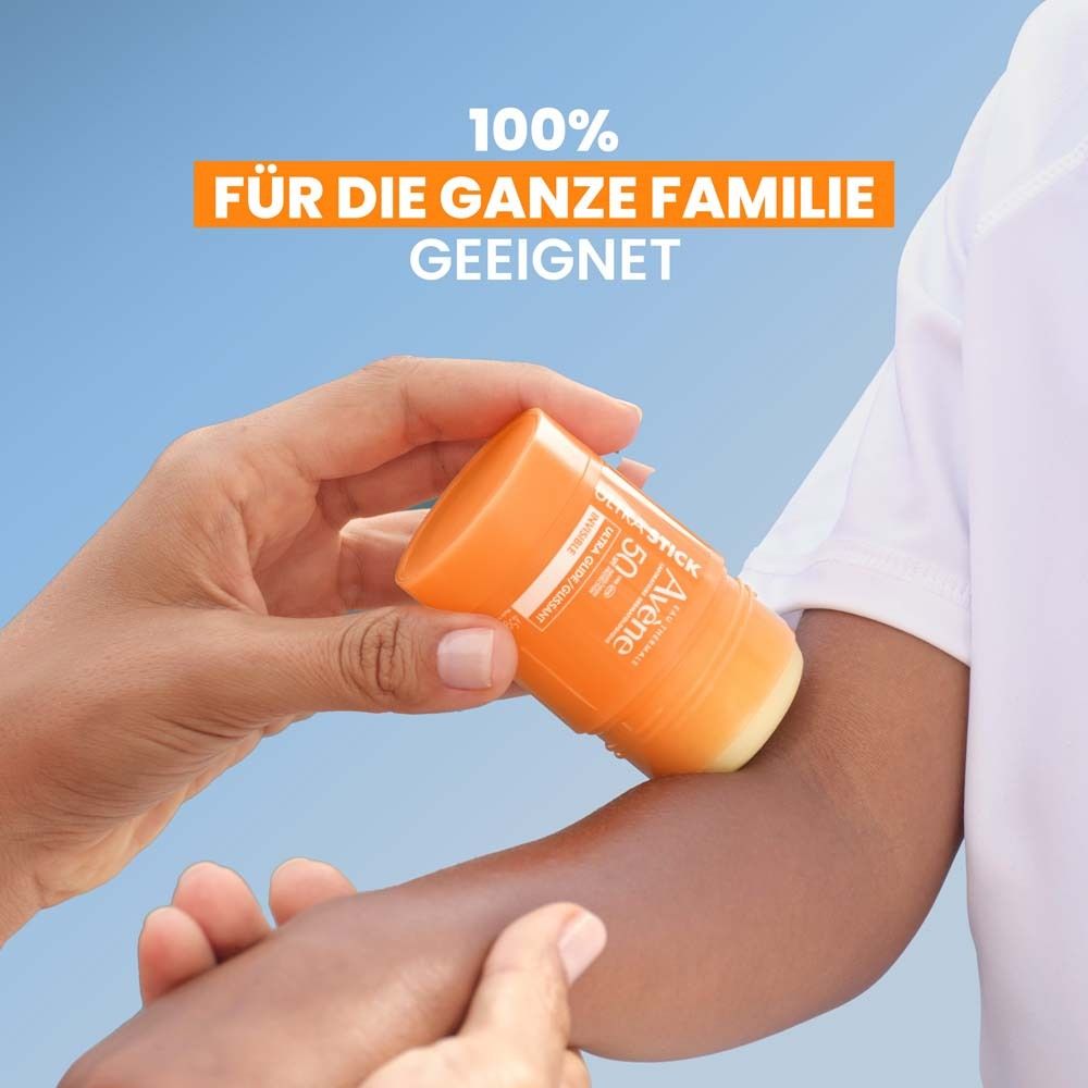 Person trägt Sonnenschutz-Stick auf Arm auf. Text: 100% für die ganze Familie geeignet.