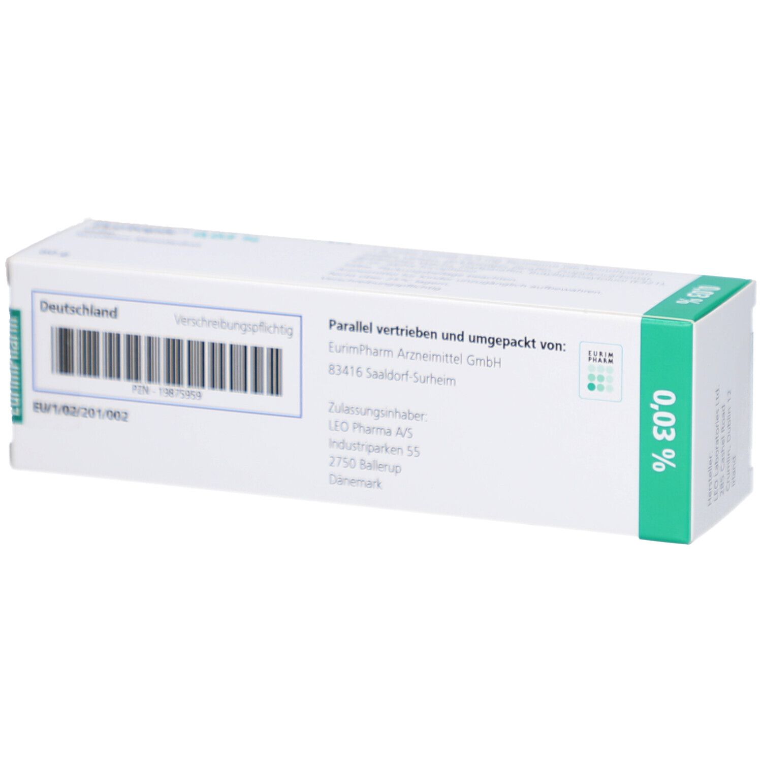 Rückseite einer weißen Faltschachtel mit grünen Akzenten. Barcode und Text. Enthält Informationen zu Hersteller und Vertrieb.