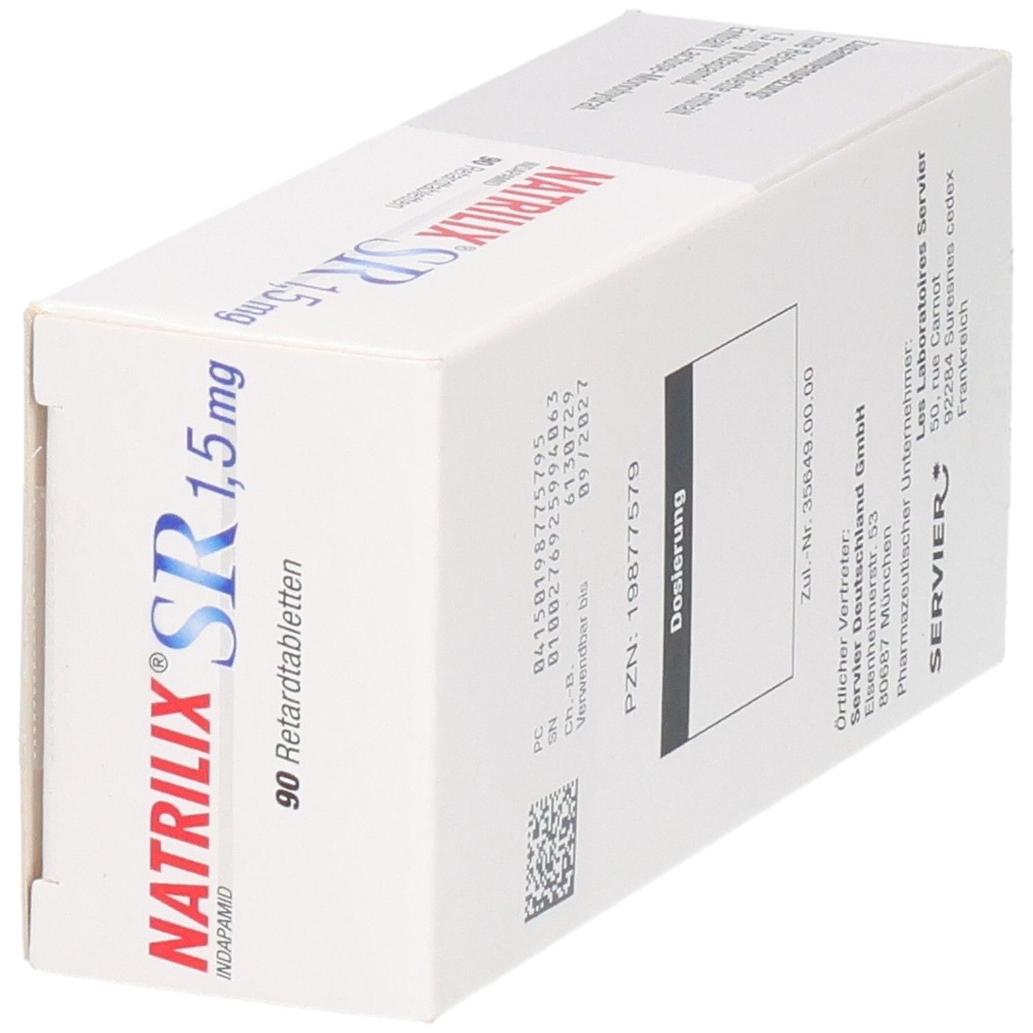 Weiße Faltschachtel mit rotem und blauem Schriftzug NATRILIX SR 1,5 mg. Rückseite mit Informationen. Hersteller: Servier. Schachtel schräg.