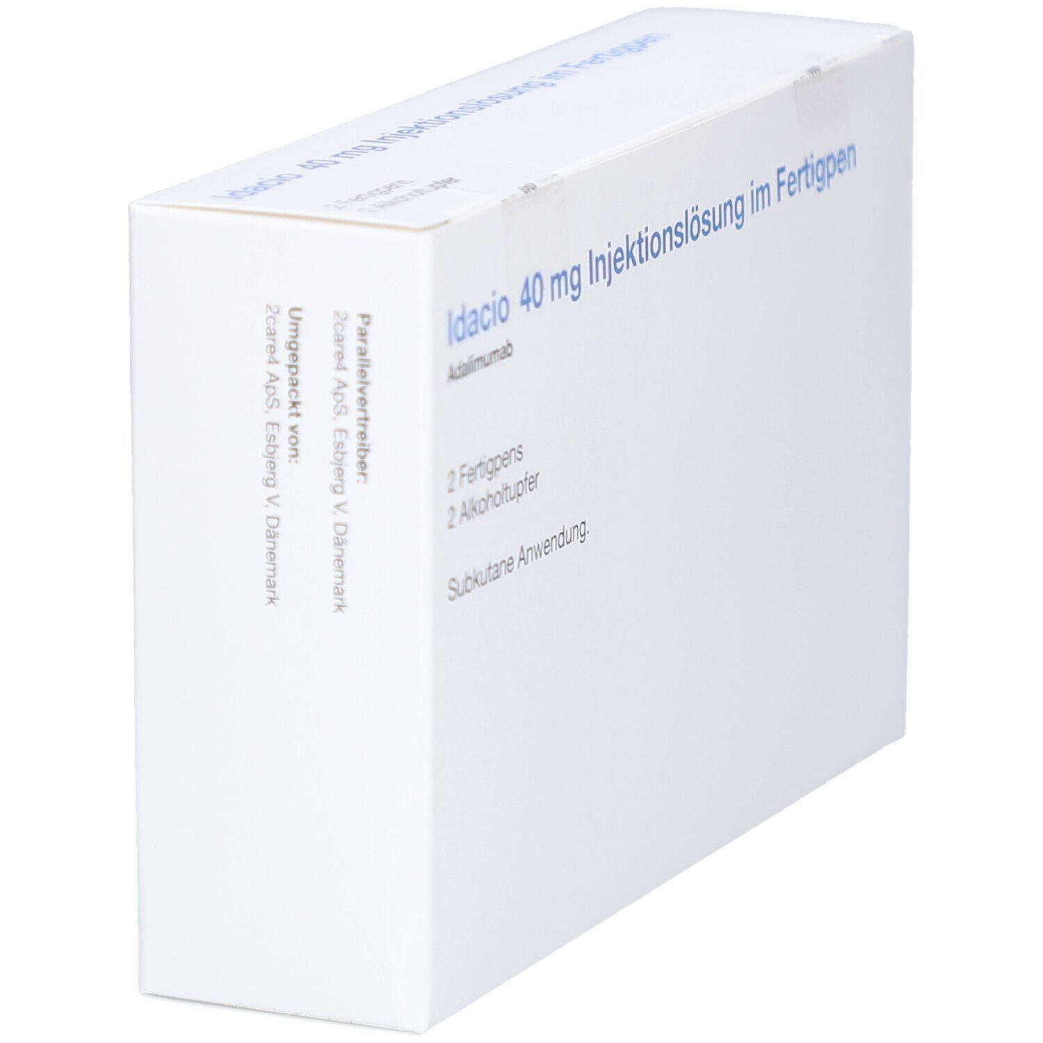 Weißer Karton, schräg. Aufschrift: Idacio 40 mg Injektionslösung im Fertigpen. Enthält 2 Fertigpens und 2 Alkoholtupfer.