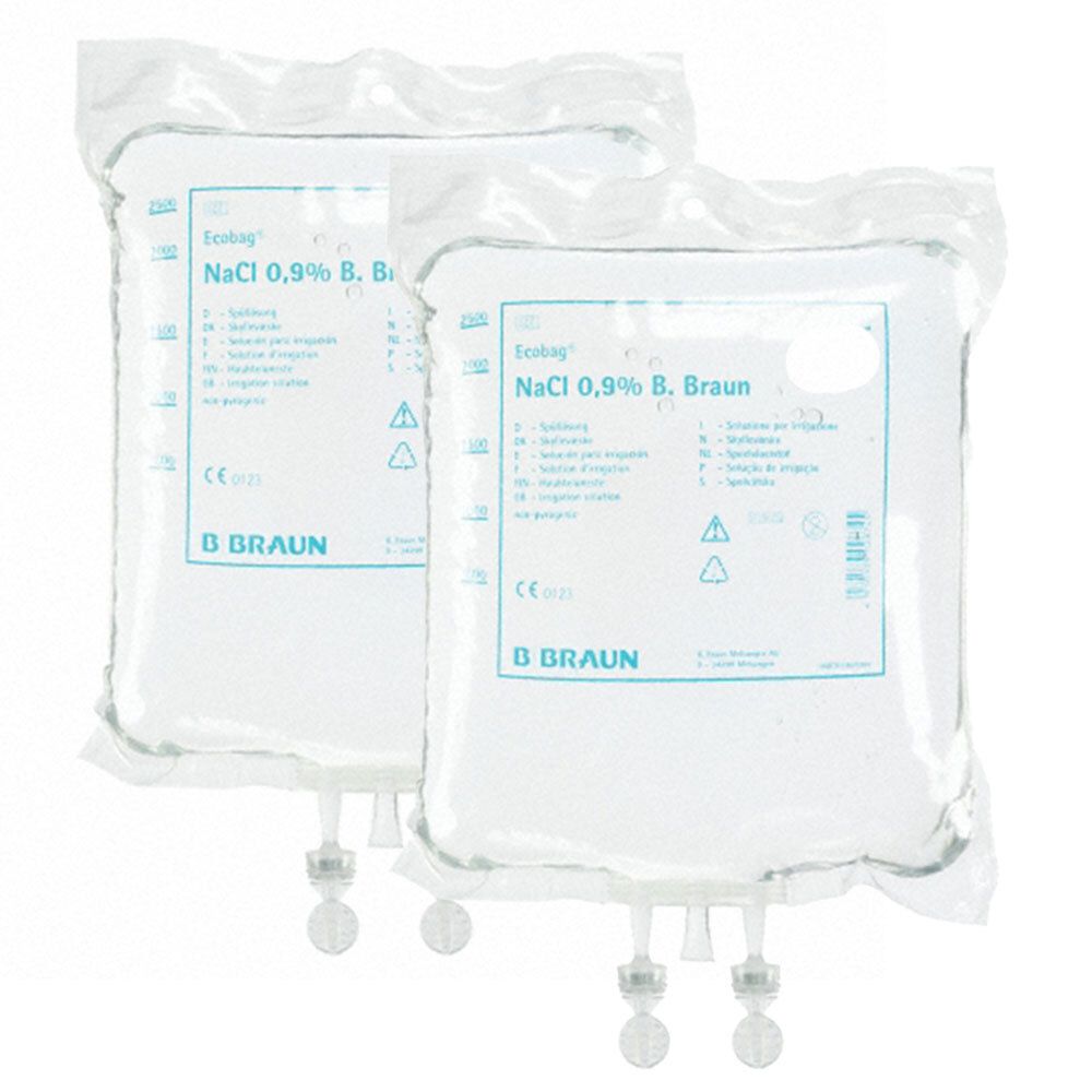 Zwei Beutel mit NaCl 0,9% B. Braun Spüllösung. Weiße Verpackung mit blauer Schrift. Sichtbar sind Anschlüsse.
