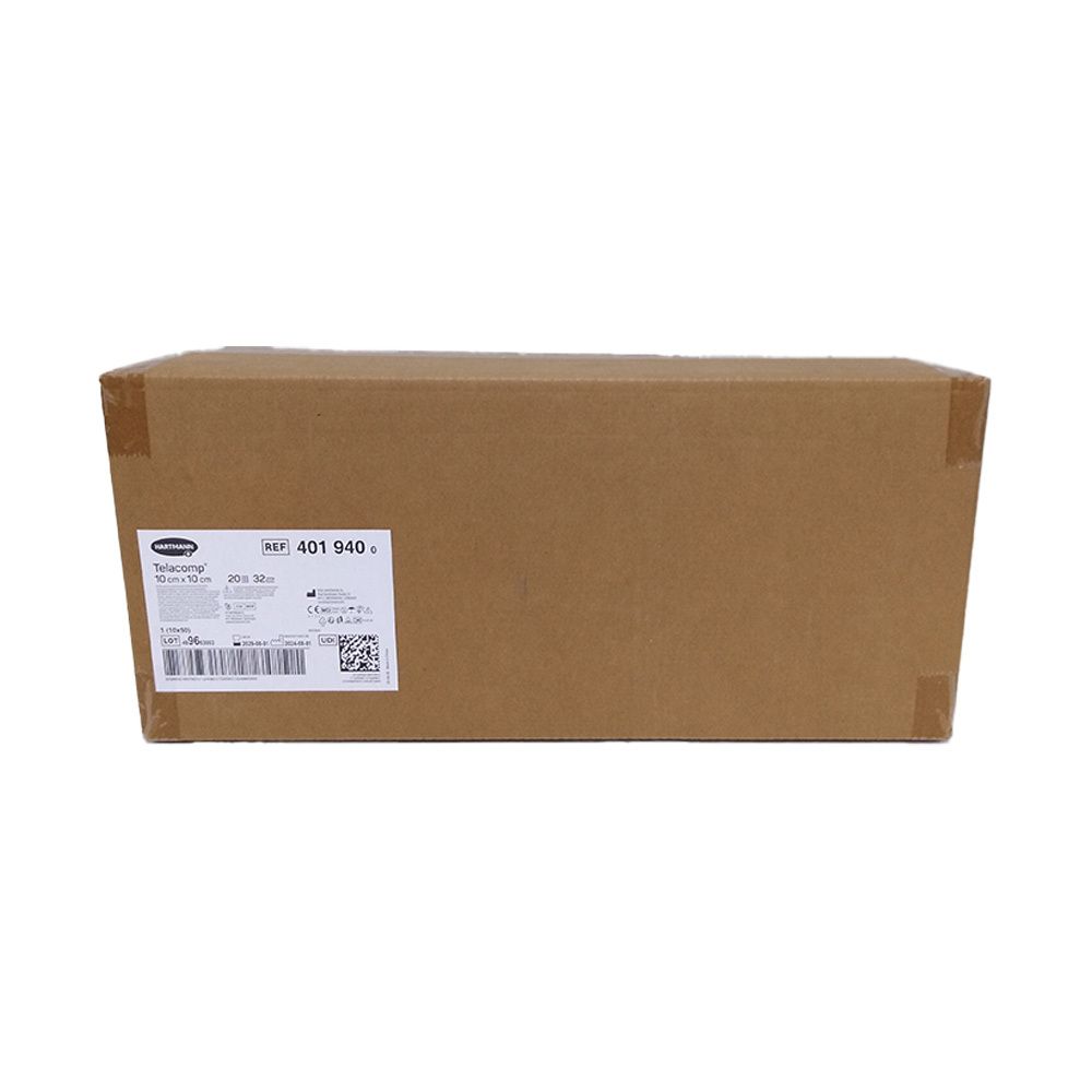 Brauner Karton mit Etikett. Etikett zeigt Produktinformationen: 10 x 10 cm, steril, 32-fach. Barcode und QR-Code.