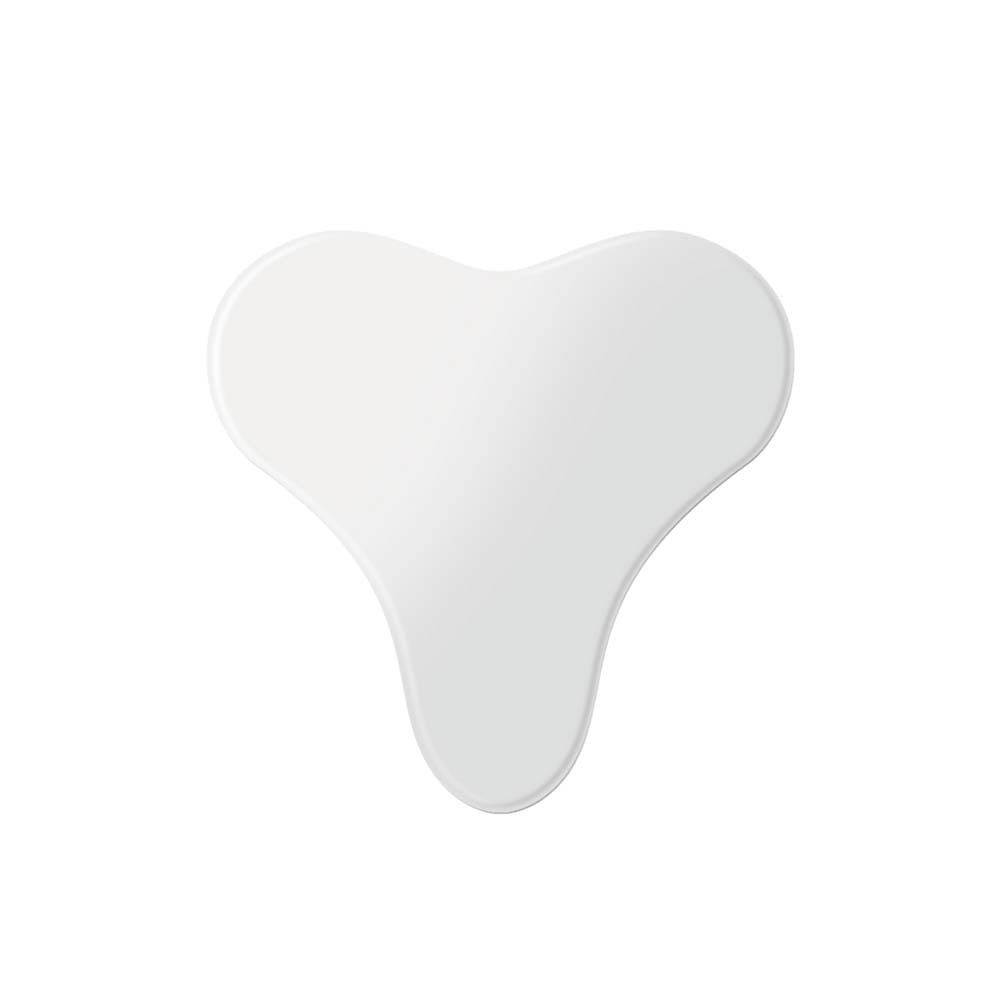 Weißes, herzförmiges Dekolleté Pad. Drei abgerundete Spitzen. Glatte Oberfläche.