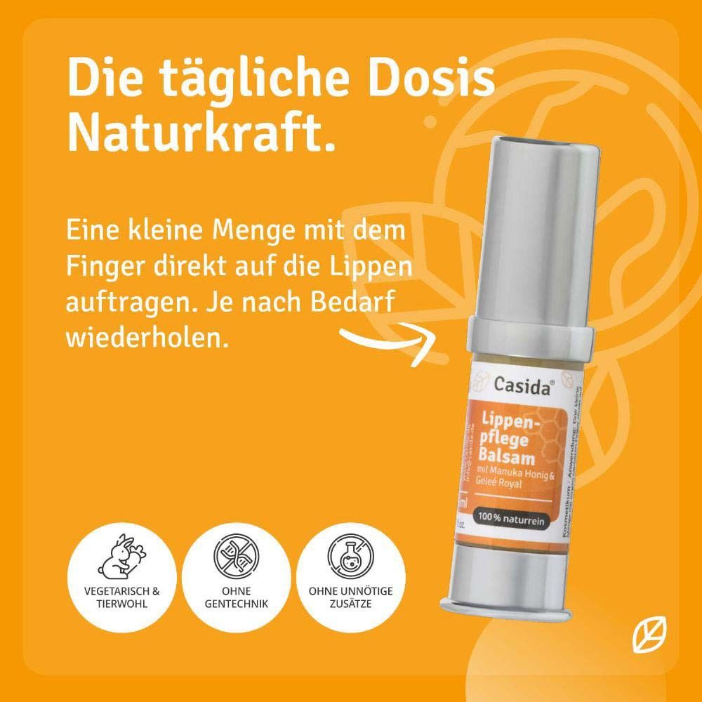 Anwendung des Lippenbalsams. Eine kleine Menge mit dem Finger direkt auf die Lippen auftragen. Ohne Gentechnik, vegetarisch & tierwohl.