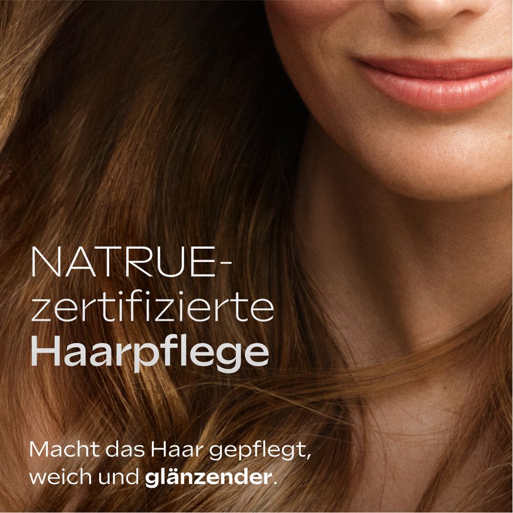 Nahaufnahme von glänzendem Haar. Text: NATRUE-zertifizierte Haarpflege. Macht das Haar gepflegt, weich und glänzender.