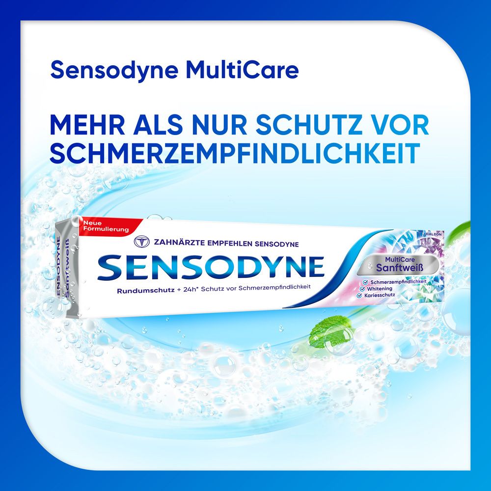 Zahnpasta-Tube Sensodyne MultiCare Sanftweiß vor blauem Hintergrund. Produktname und Logo sichtbar.