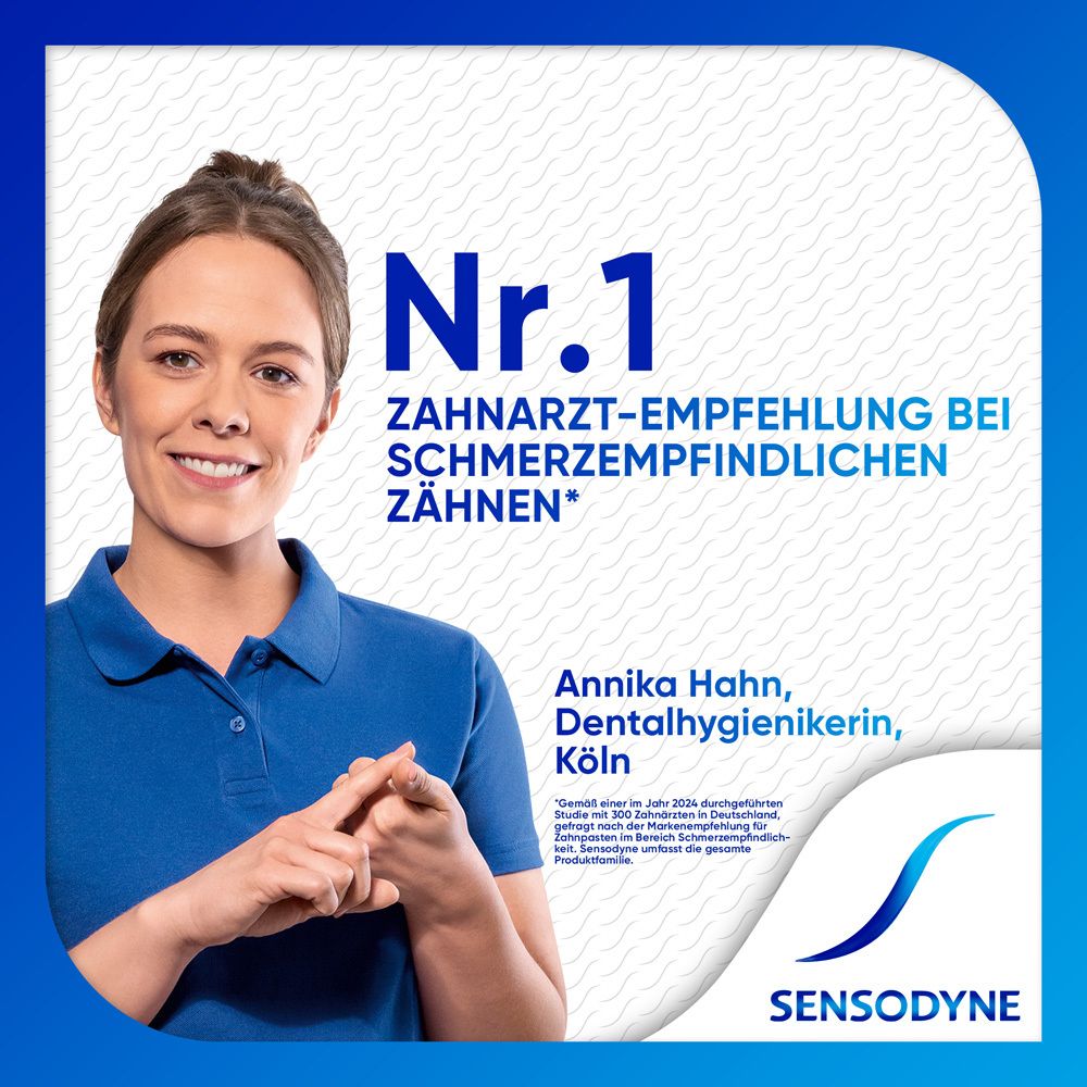 Frau mit blauem Shirt. Text: Nr. 1 Zahnarzt-Empfehlung bei schmerzempfindlichen Zähnen. Sensodyne Logo.