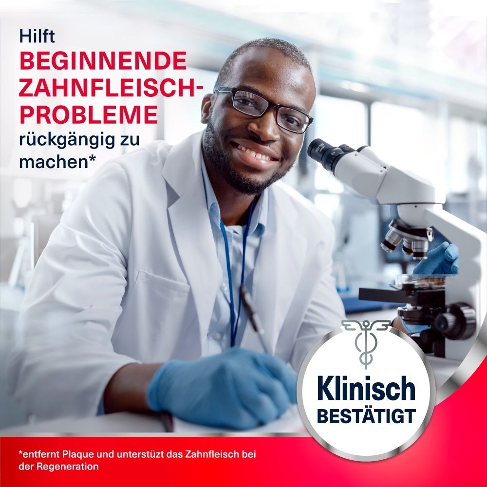 Mann im Laborkittel mit Mikroskop, klinisch bestätigt.