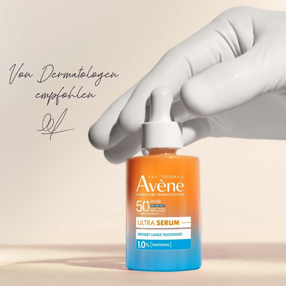 Hand mit Flasche. Text: Von Dermatologen empfohlen. Avène Ultra Serum LSF 50+ Flasche.