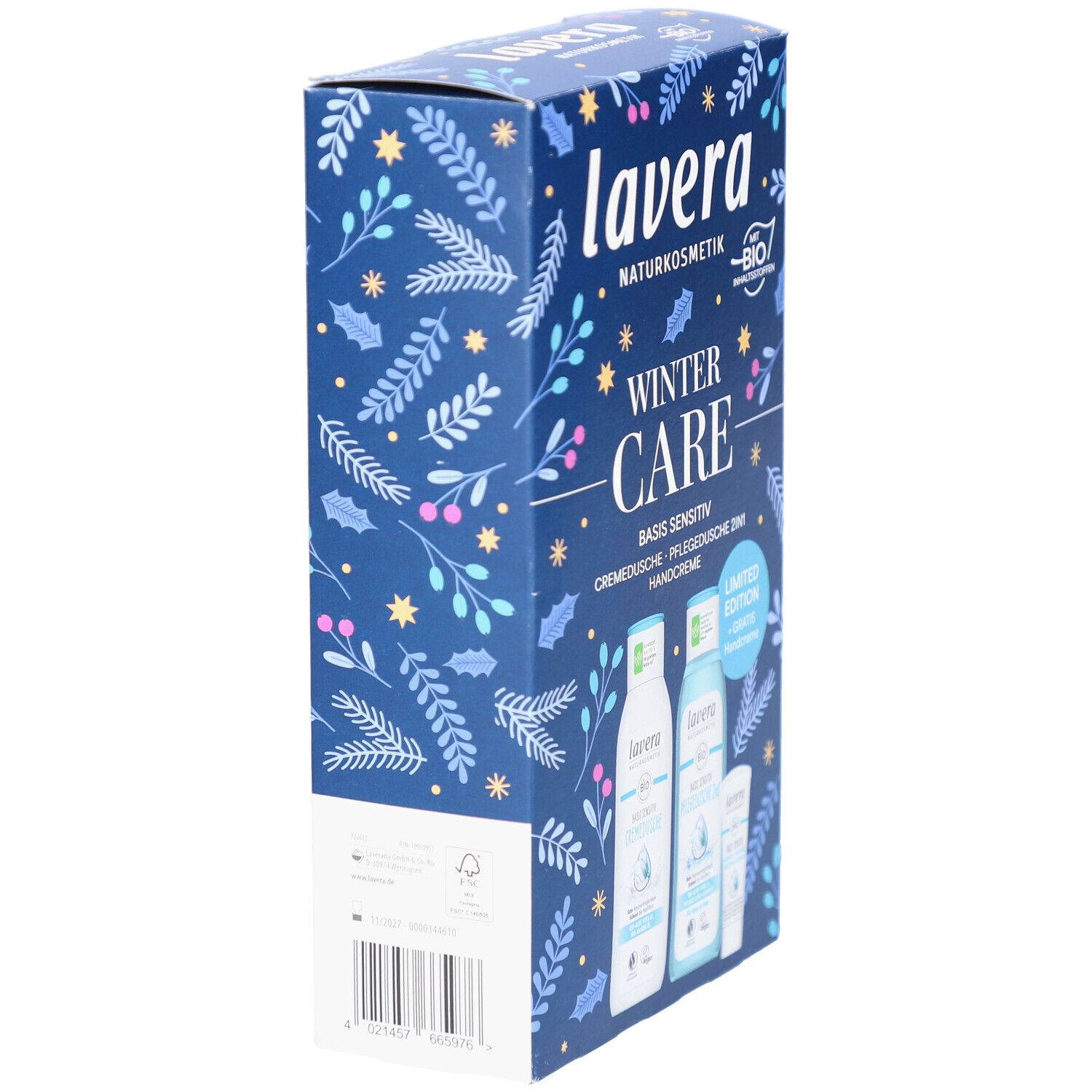 Seitenansicht der Geschenkbox "Winter Care" von lavera. Blaue Verpackung mit floralem Muster. Barcode und Produktinformationen auf der Seite.