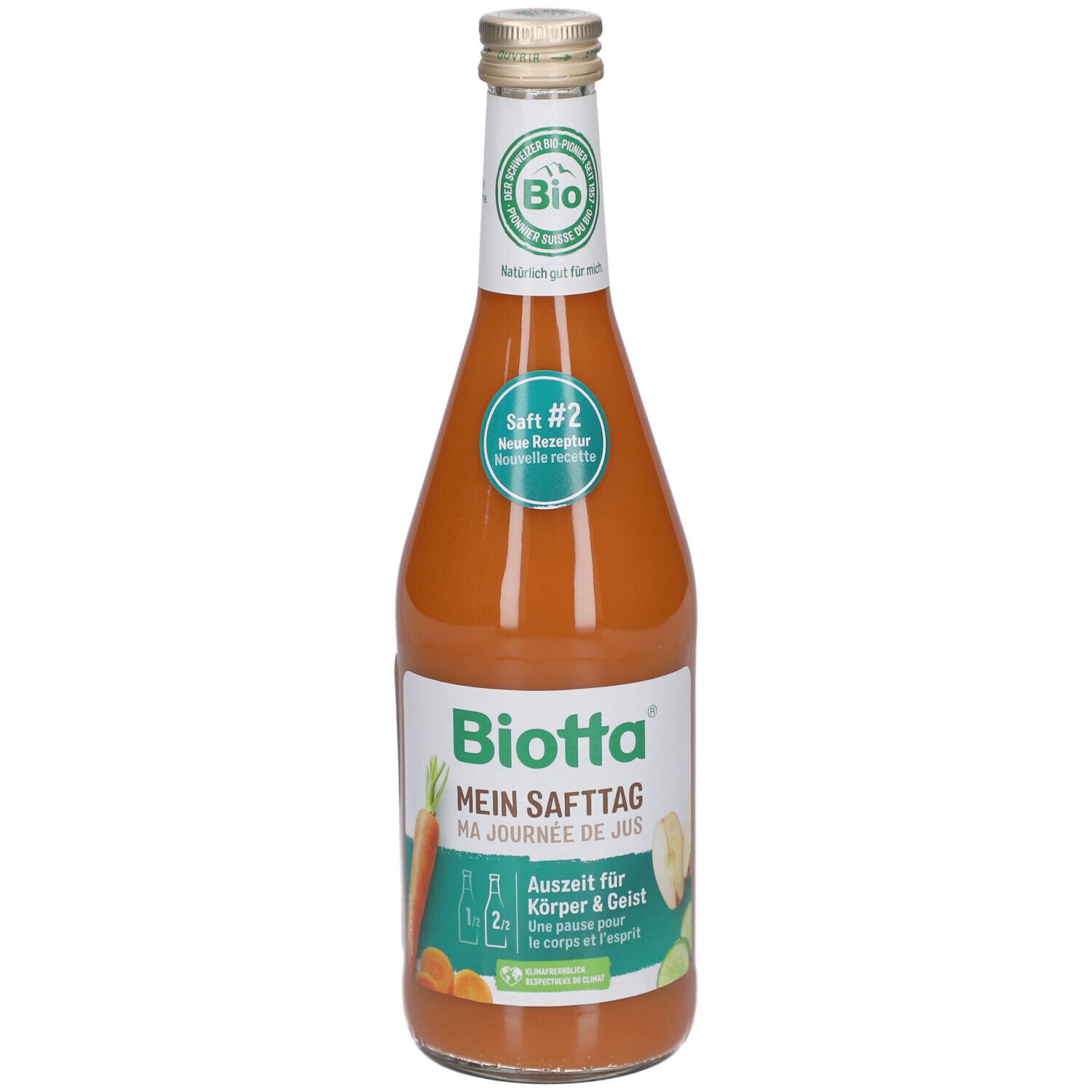 Glasflasche mit Saft. Aufschrift: Biotta Mein Safttag. Bio-Siegel. Karotten- und Apfel-Illustrationen. Deckel aus Metall.