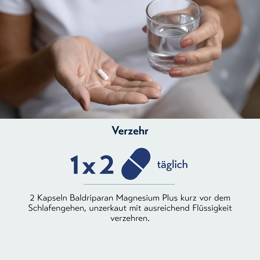 Eine Kapsel Baldriparan Magnesium Plus auf der Handfläche, daneben ein Glas Wasser.