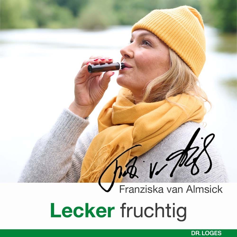 Frau trinkt aus einer Trinkampulle. Text: Lecker fruchtig. Signatur Franziska van Almsick. Logo Dr. Loges.