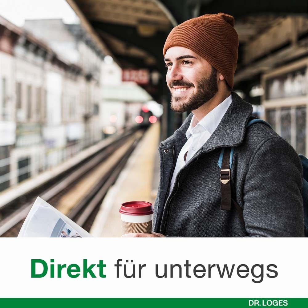 Mann wartet am Bahnsteig. Hält Kaffee und Zeitung. Text: Direkt für unterwegs. Marke: DR. LOGES.