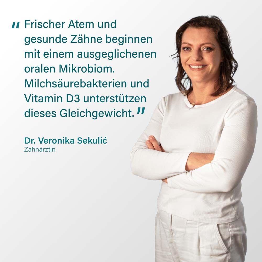 Frau spricht. Zitat: Frischer Atem und gesunde Zähne beginnen mit einem ausgeglichenen oralen Mikrobiom.