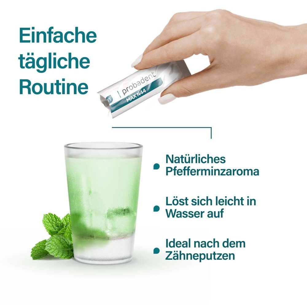 Hand hält Sachet über Glas Wasser. Natürliches Pfefferminzaroma. Löst sich leicht auf. Ideal nach dem Zähneputzen.