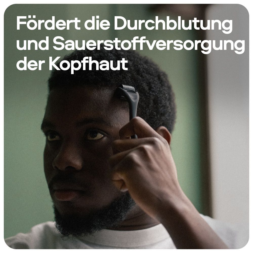 Person verwendet Derma Roller auf Kopfhaut. Text: Fördert die Durchblutung und Sauerstoffversorgung der Kopfhaut.