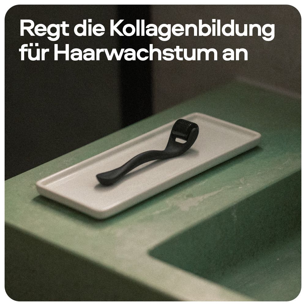 Schwarzer Derma Roller auf weißer Ablage. Text: Regt die Kollagenbildung für Haarwachstum an.