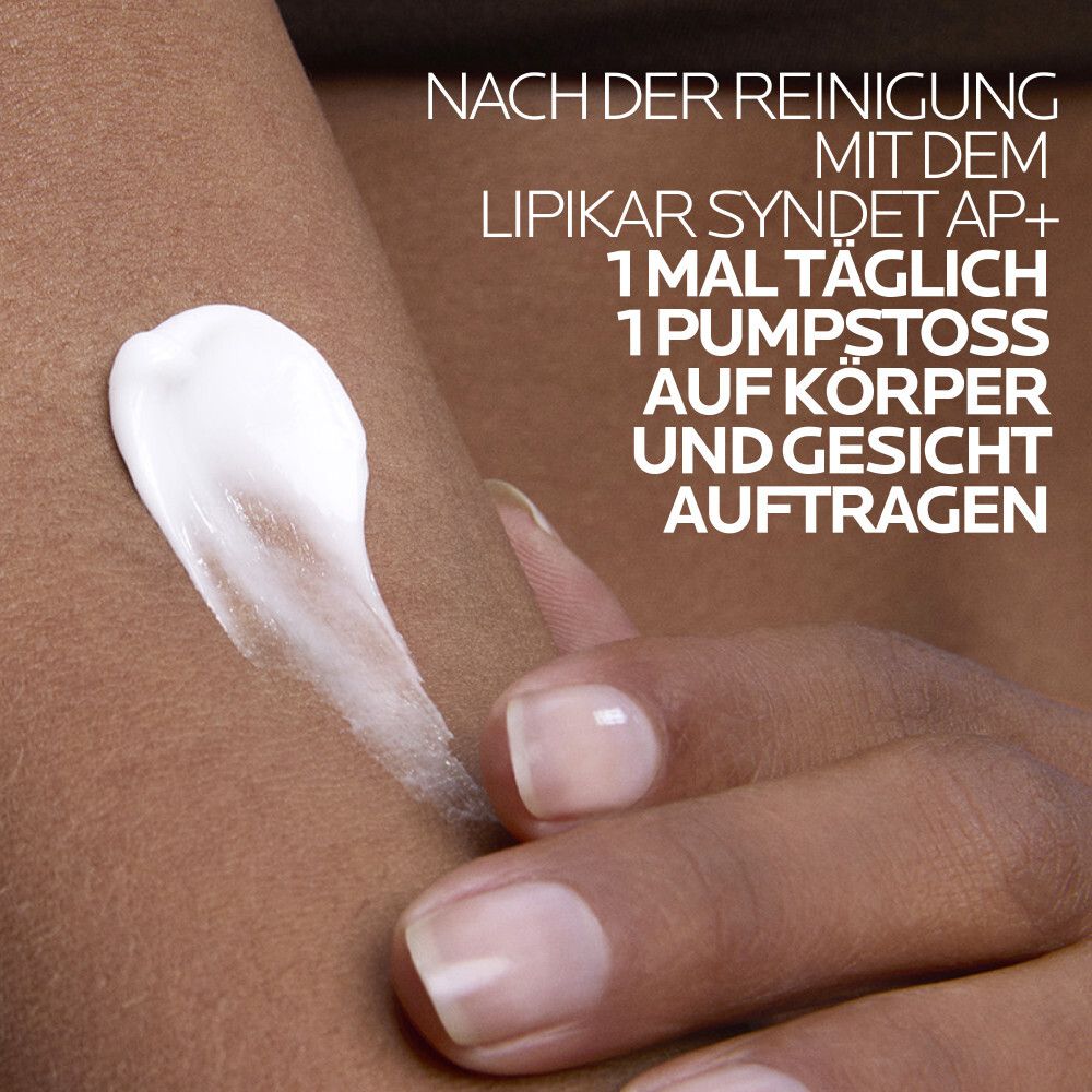 Hand trägt Creme auf. Text: Nach der Reinigung mit Lipikar Syndet AP+, 1 mal täglich auf Körper und Gesicht auftragen.