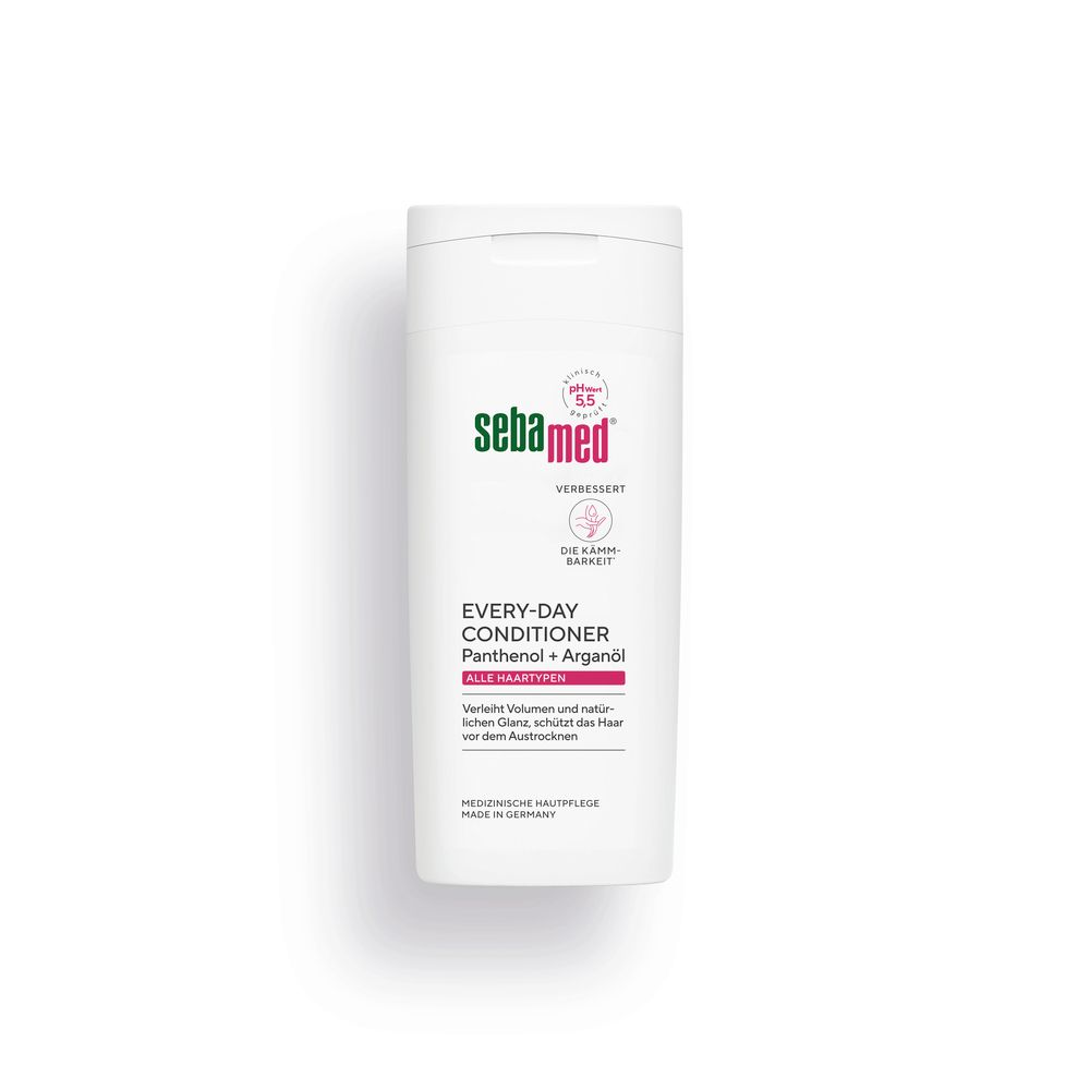 Weiße Flasche mit sebamed® Every-Day Conditioner. Aufschrift: Panthenol + Arganöl. Für alle Haartypen. pH-Wert 5,5.