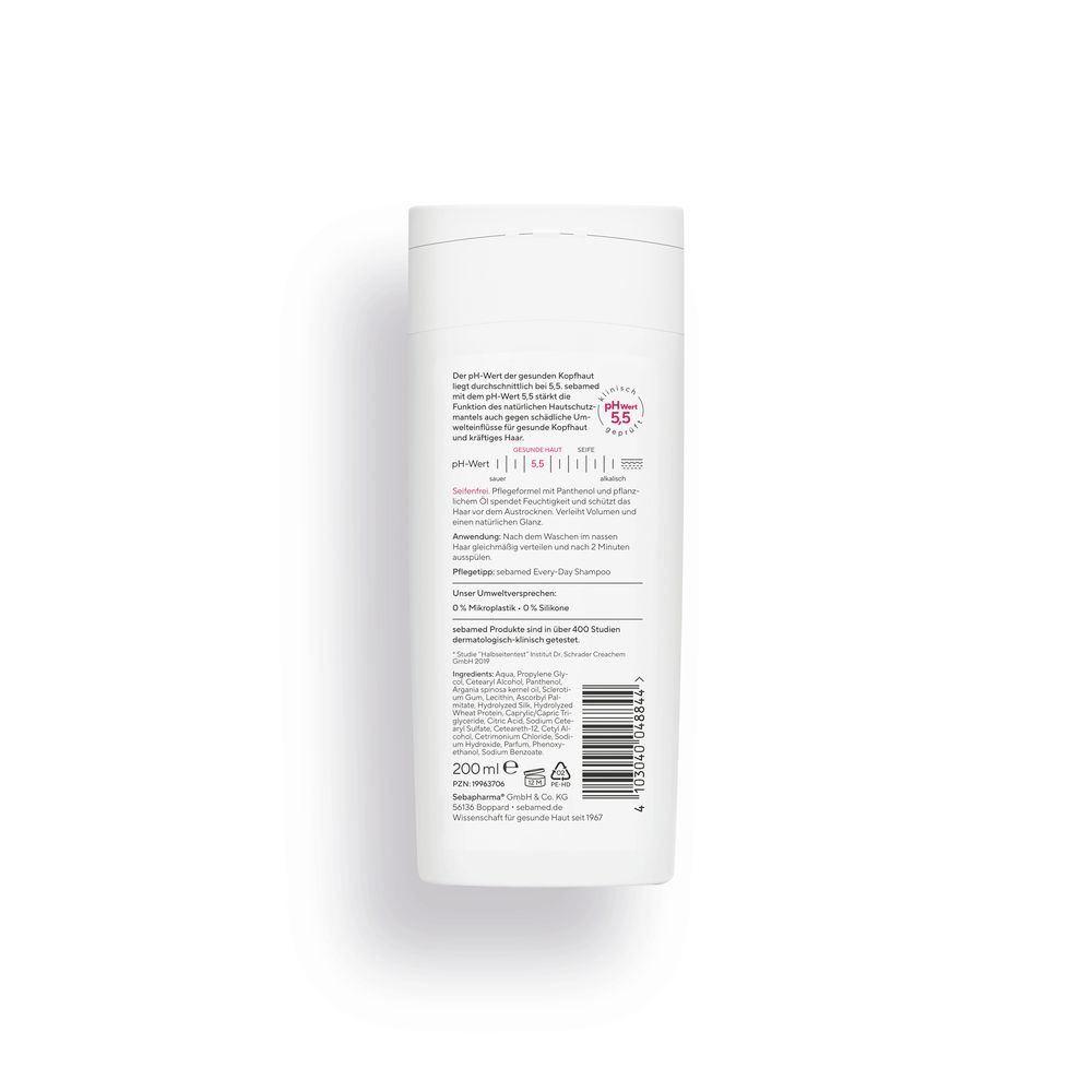 Rückseite einer weißen Flasche. Text: sebamed® Every-Day Conditioner. pH-Wert 5,5. Inhaltsstoffe und Anwendungshinweise.