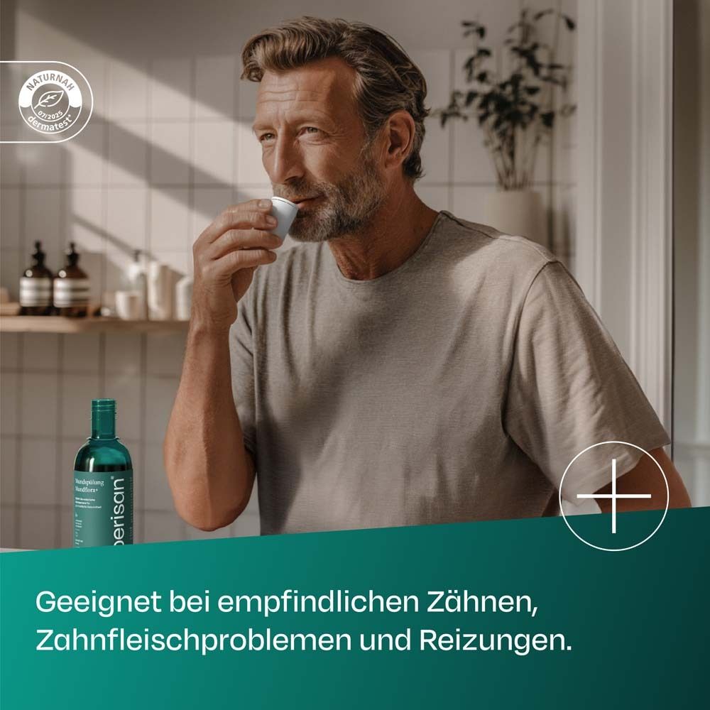 Mann benutzt Aperisan Mundspülung Mundflora+. Flasche und Waschbecken im Hintergrund.