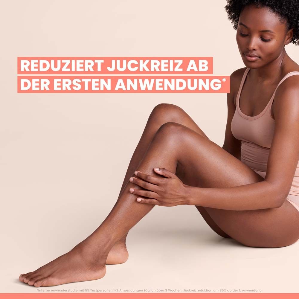 Frau sitzt, berührt Bein. Text: Reduziert Juckreiz ab der ersten Anwendung.
