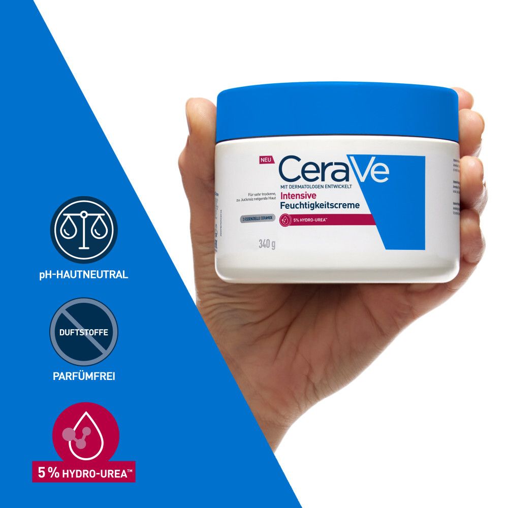 Hand hält einen weißen Tiegel mit blauem Deckel. Aufschrift: CeraVe Intensive Feuchtigkeitspflege. Symbole.