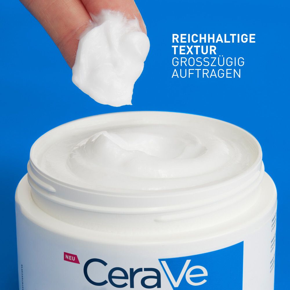 Nahaufnahme von Creme. Text: Reichhaltige Textur. Großzügig auftragen. Aufschrift: CeraVe.