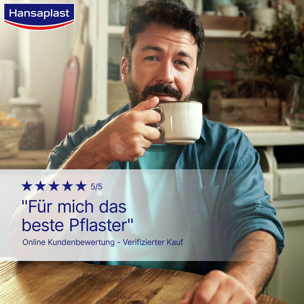 Mann trinkt Kaffee. Zitat: „Für mich das beste Pflaster“. Online Kundenbewertung.