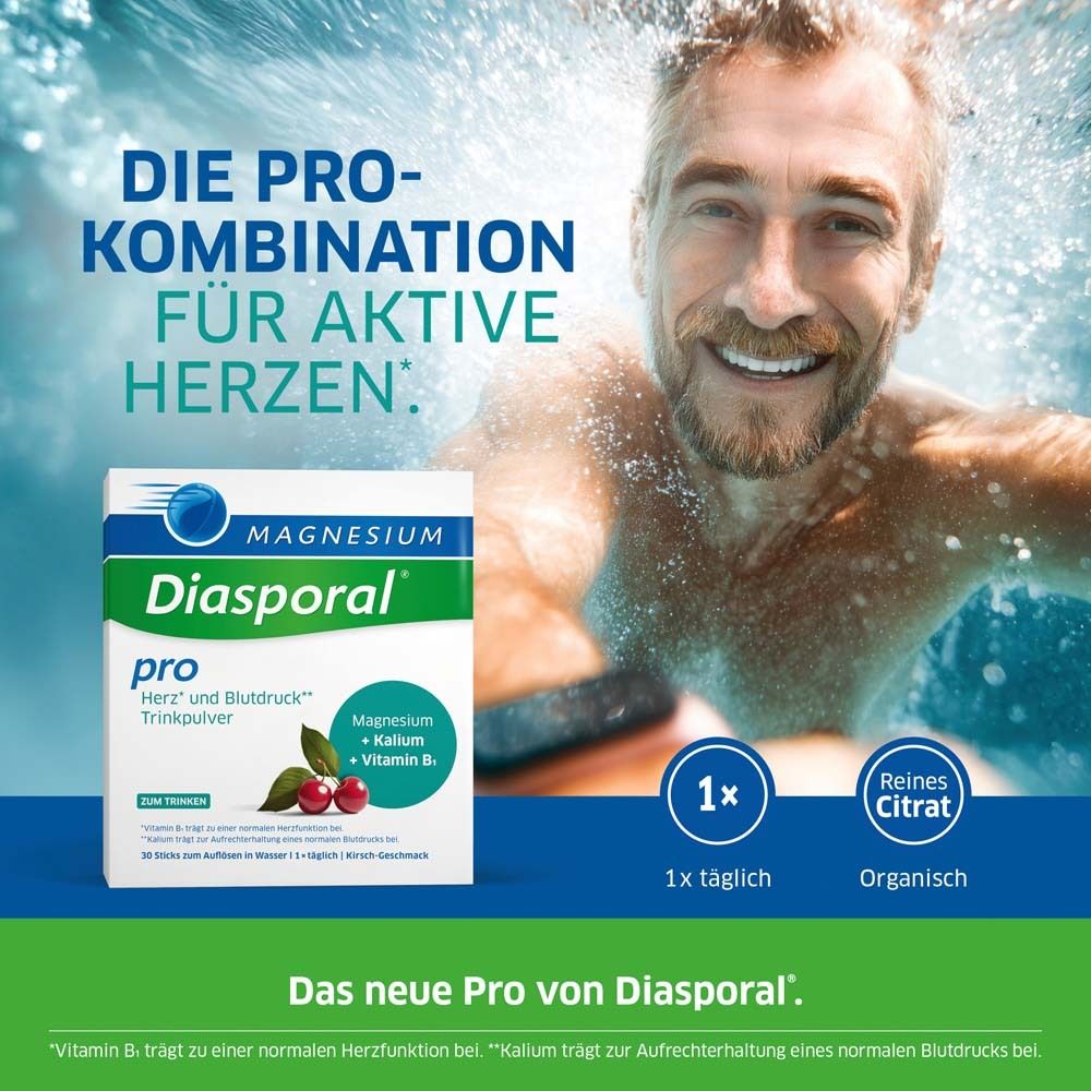 Mann im Wasser, hält Packung Magnesium Diasporal pro. Text: Die Pro-Kombination für aktive Herzen. 1x täglich.