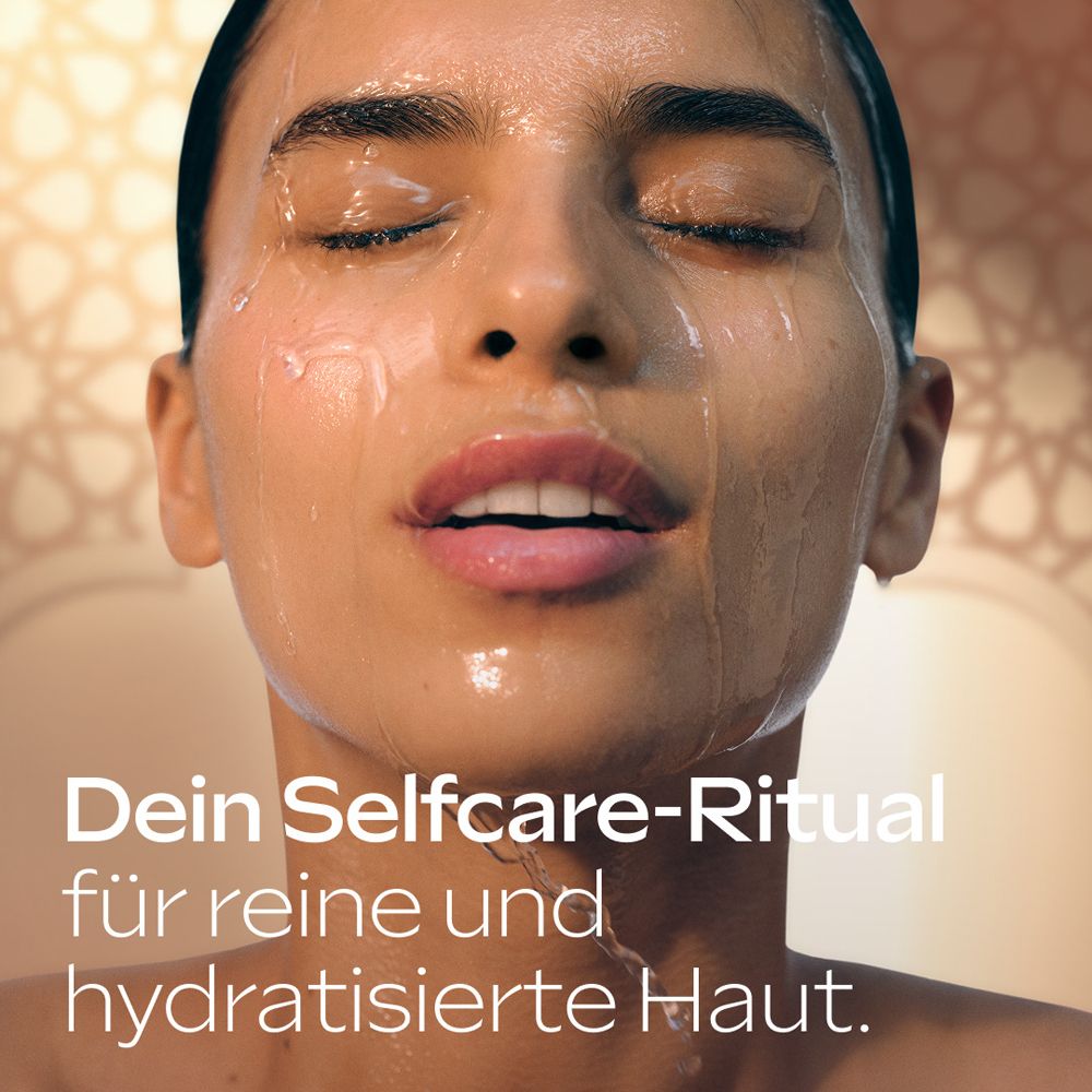 Frau genießt ein Selfcare-Ritual für reine, hydratisierte Haut mit Weleda Duschcreme.