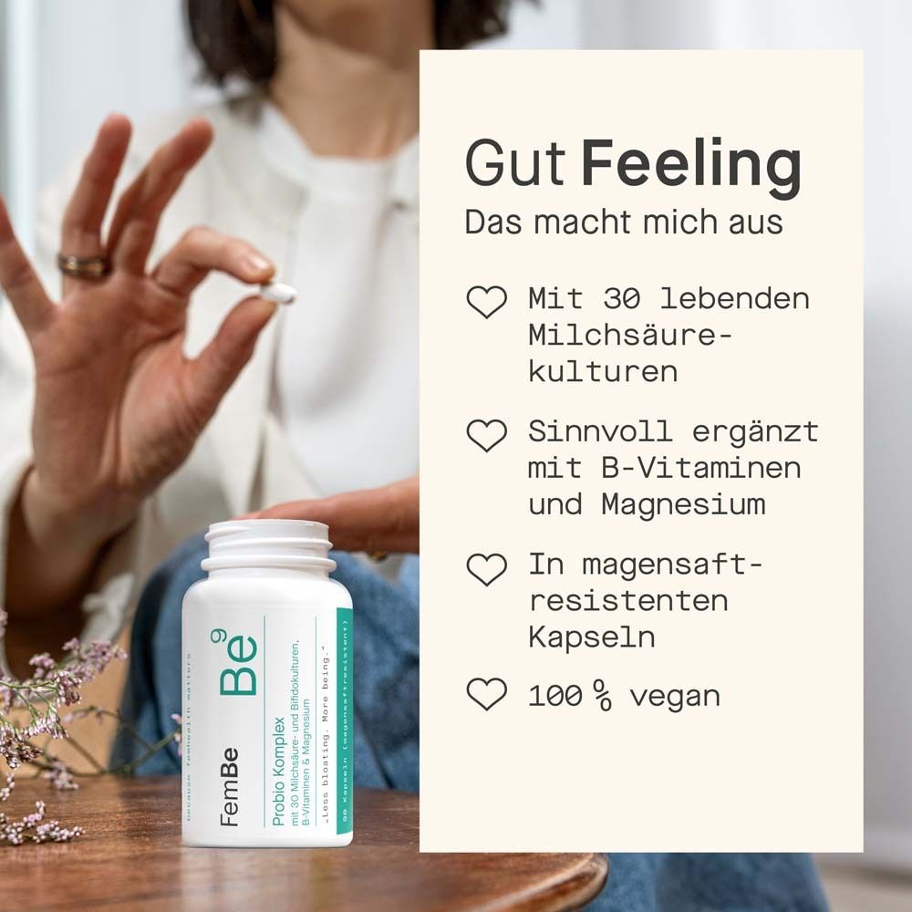 Frau hält Kapsel. Text: 30 lebende Milchsäurekulturen, B-Vitamine & Magnesium, magensaftresistente Kapseln, 100% vegan.