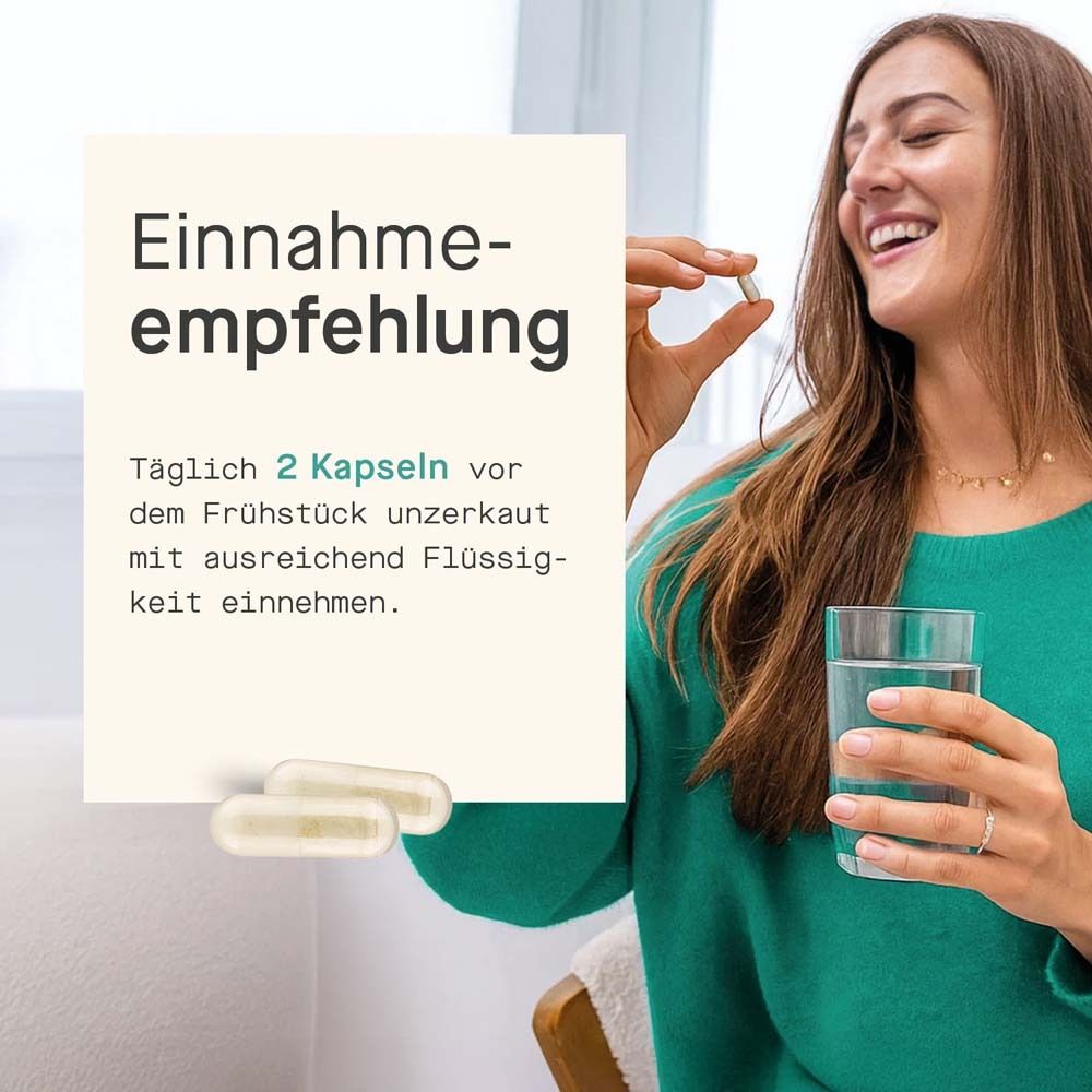 Frau hält Kapsel und Glas Wasser. Text: Täglich 2 Kapseln vor dem Frühstück unzerkaut mit Flüssigkeit einnehmen.