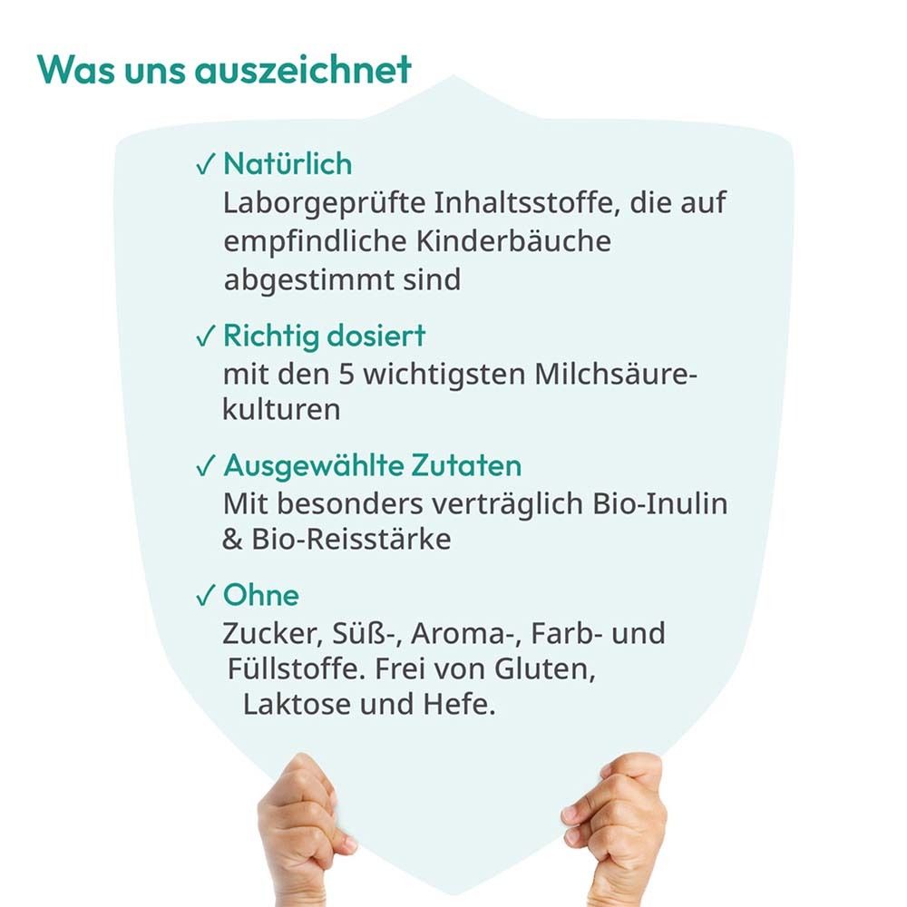 Hände halten Schild mit Text: Natürlich, Laborgeprüft, Richtig dosiert, Ausgewählte Zutaten, Ohne Zucker, etc. Text in deutscher Sprache.