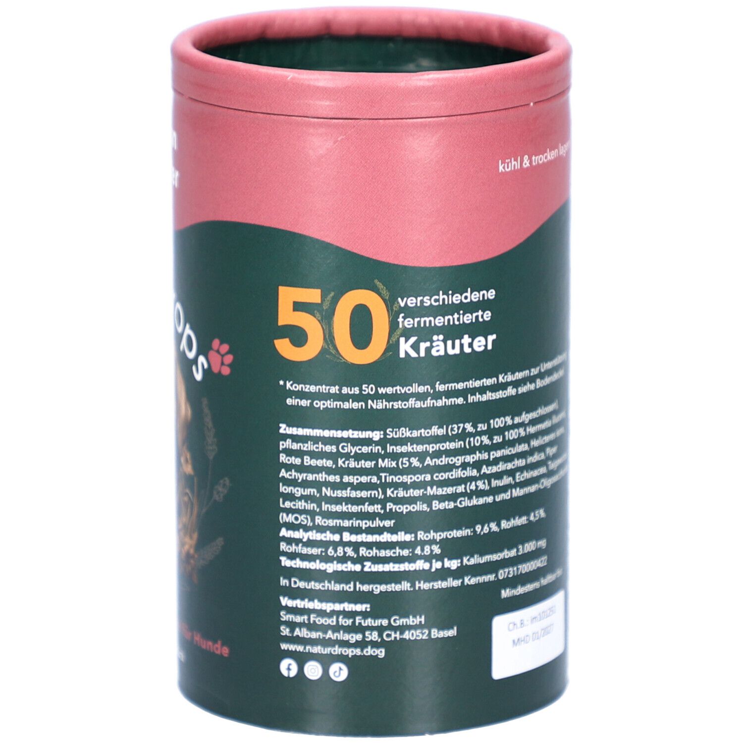 Rückseite der Dose mit Produkt für Hunde. Text: 50 fermentierte Kräuter, Inhaltsstoffe, Hersteller.