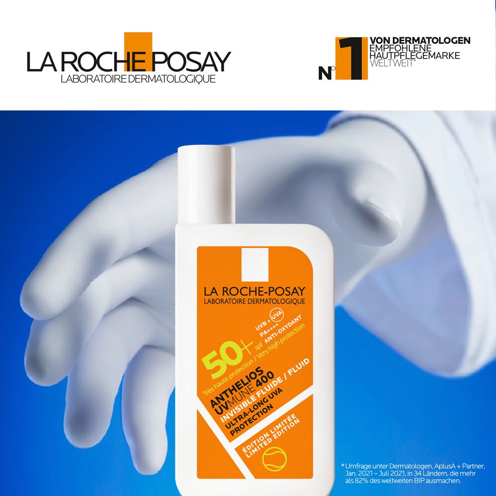 La Roche-Posay Anthelios UVMune 400 Fluid. Weiße Flasche mit orangefarbenem Etikett. Von Dermatologen empfohlen. Hand im Hintergrund.