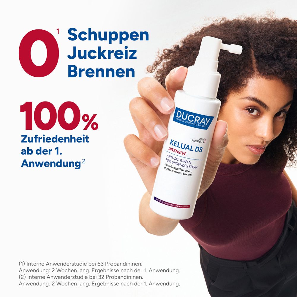 Frau hält Ducray KELUAL DS INTENSIVE Spray. 100% Zufriedenheit ab 1. Anwendung.