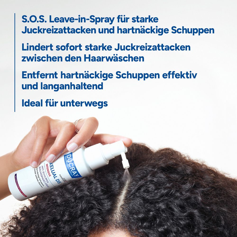 Anwendung von Ducray KELUAL DS INTENSIVE Spray auf die Kopfhaut.