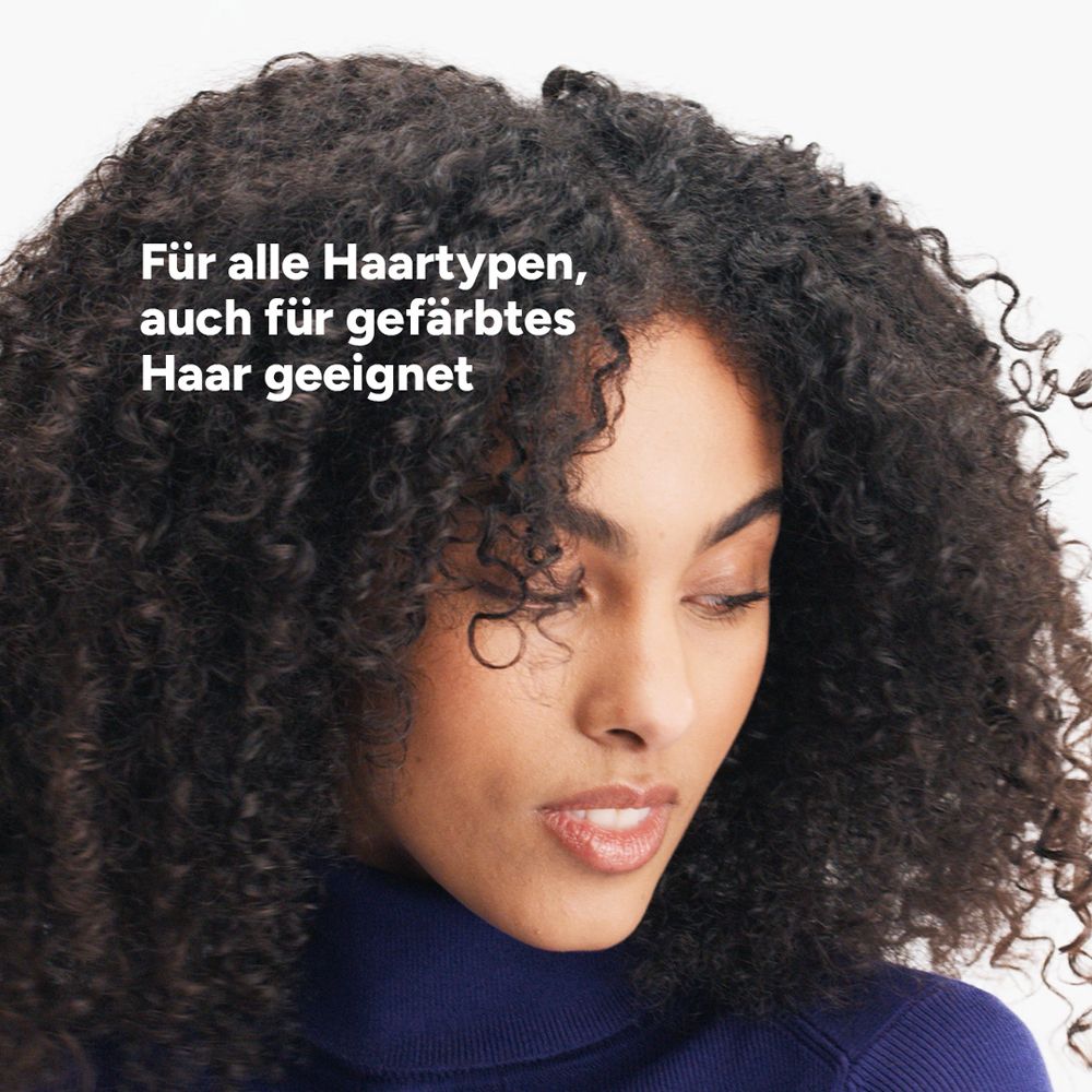 Frau mit lockigem Haar. Geeignet für alle Haartypen, auch gefärbtes Haar.